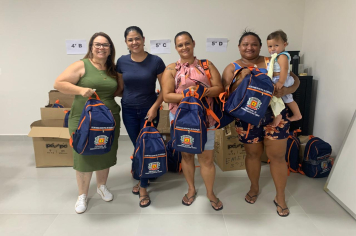 ENTREGA DE UNIFORMES E MATERIAIS ESCOLARES
