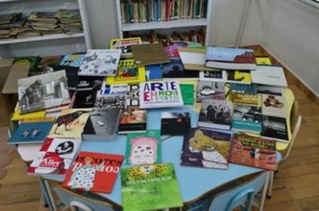 Secretaria de Juventude e Cidadania recebeu doação de 54 livros para Biblioteca