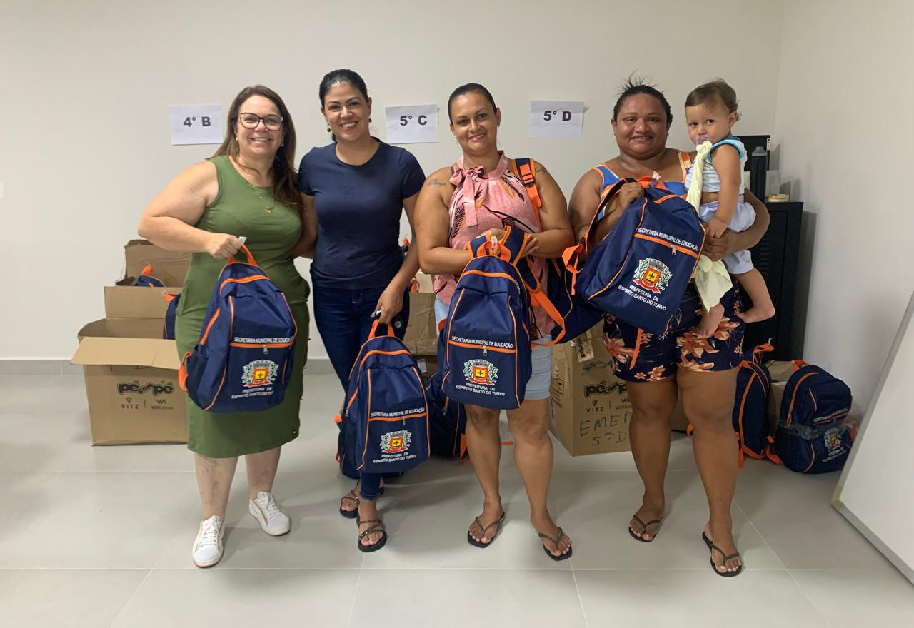 ENTREGA DE UNIFORMES E MATERIAIS ESCOLARES